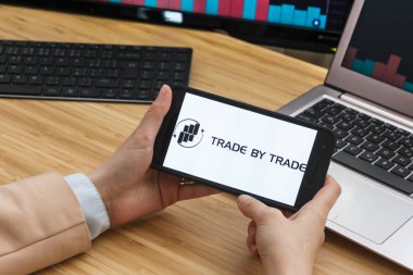 Ticaret Kripto Döviz Borsası. Akıllı Telefon Uygulaması Kullanan Kadın Tüccar Elleri. Crypto Arka plan Konsepti, San Francisco, California, Usa - 18.10.2019. Bir İllüstrasyon Editör Resmi.