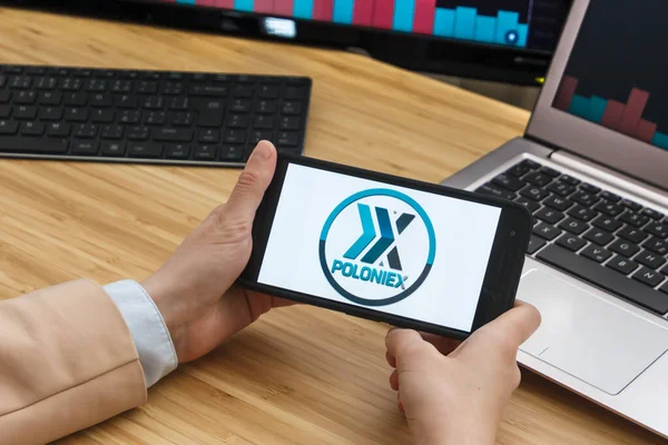 Poloniex Cryptocurrency Tőzsde Női Trader Hands Tartja Smartphone Alkalmazása Crypto — Stock Fotó