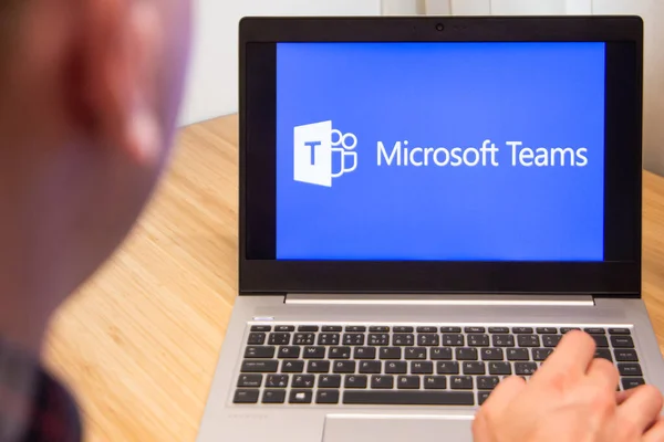 Microsoft Týmy Používá Muž Notebooku Microsoft Zákazník Používal Počítačový Software — Stock fotografie