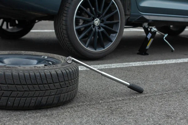 Een Lekke Band Auto Wiel Schroevendraaier Zijn Een Asfaltweg Kapotte — Stockfoto