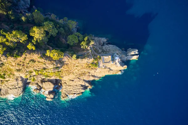 Talya Nın Portofino Kentinde Deniz Kenarındaki Kayalık Tepede Mavi Turkuaz — Stok fotoğraf