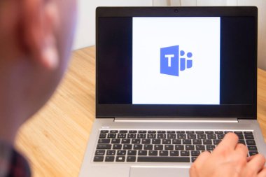 Microsoft ekipleri dizüstü bilgisayardaki bir adam tarafından kullanılıyor. Microsoft müşterisi bilgisayar yazılımı kullanmış. Yeni ürün It uzmanı tarafından test edilir. San Francisco, Şubat 2020