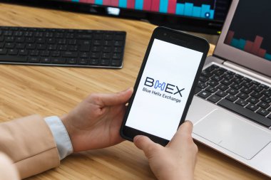 Bhex Kripto Döviz Borsası. Akıllı Telefon Uygulaması Kullanan Kadın Tüccar Elleri. Crypto Arka plan Konsepti, San Francisco, California, Usa - 18.10.2019. Bir İllüstrasyon Editör Resmi.