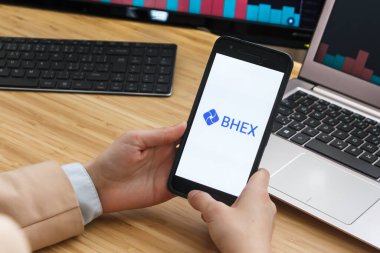 Bhex Kripto Döviz Borsası. Akıllı Telefon Uygulaması Kullanan Kadın Tüccar Elleri. Crypto Arka plan Konsepti, San Francisco, California, Usa - 18.10.2019. Bir İllüstrasyon Editör Resmi.
