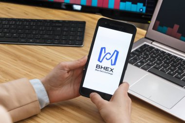 Bhex Kripto Döviz Borsası. Akıllı Telefon Uygulaması Kullanan Kadın Tüccar Elleri. Crypto Arka plan Konsepti, San Francisco, California, Usa - 18.10.2019. Bir İllüstrasyon Editör Resmi.