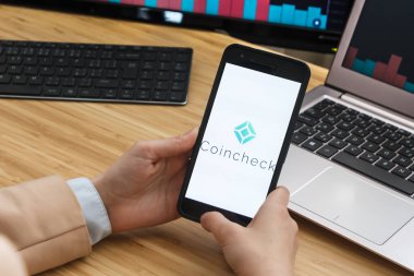 Sikke kontrolü Kripto Döviz Borsası. Akıllı Telefon Uygulaması Kullanan Kadın Tüccar Elleri. Crypto Arka plan Konsepti, San Francisco, California, Usa - 18.10.2019. Bir İllüstrasyon Editör Resmi.