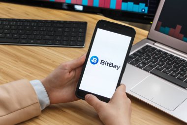 Bitbay Kripto Döviz Borsası. Akıllı Telefon Uygulaması Kullanan Kadın Tüccar Elleri. Crypto Arka plan Konsepti, San Francisco, California, Usa - 18.10.2019. Bir İllüstrasyon Editör Resmi.