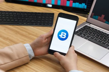 Bitbay Kripto Döviz Borsası. Akıllı Telefon Uygulaması Kullanan Kadın Tüccar Elleri. Crypto Arka plan Konsepti, San Francisco, California, Usa - 18.10.2019. Bir İllüstrasyon Editör Resmi.