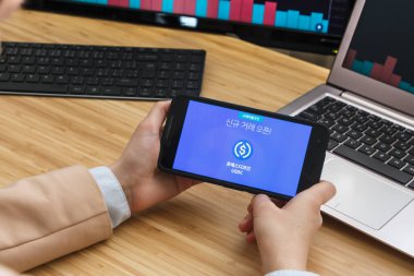 Korbit Şifreleme Borsası. Akıllı Telefon Uygulaması Kullanan Kadın Tüccar Elleri. Crypto Arka plan Konsepti, San Francisco, California, Usa - 18.10.2019. Bir İllüstrasyon Editör Resmi.