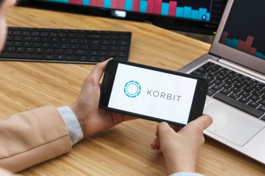 Korbit Şifreleme Borsası. Akıllı Telefon Uygulaması Kullanan Kadın Tüccar Elleri. Crypto Arka plan Konsepti, San Francisco, California, Usa - 18.10.2019. Bir İllüstrasyon Editör Resmi.