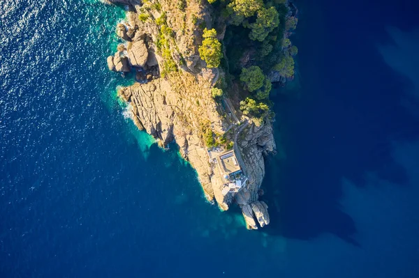 Vista Superior Farol Colina Rochosa Perto Mar Com Água Azul — Fotografia de Stock