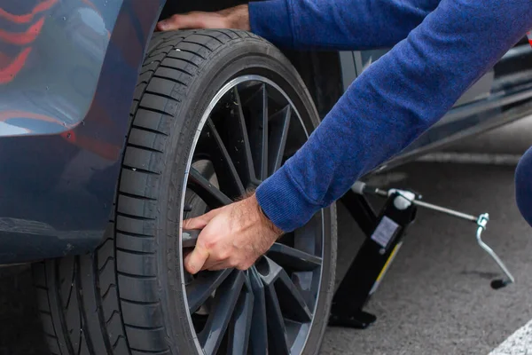 Fechar Homens Mãos Mudando Uma Roda Usinf Srewdriver Substituindo Pneus — Fotografia de Stock