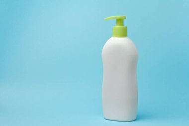 Mavi arka planda şeker kutusuyla beyaz şişeyi taklit et. Kozmetik ürün reklamı için boşluk kopyala