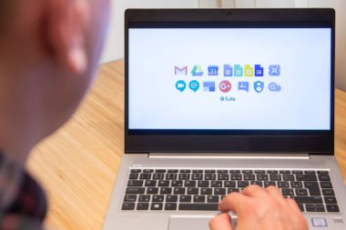 Google süiti dizüstü bilgisayardaki bir adam tarafından kullanılır. Microsoft müşterisi bilgisayar yazılımı kullanmış. Yeni ürün bilişim uzmanı tarafından test edilir. San Francisco, Şubat 2020.
