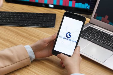 Bils Kripto Döviz Borsası 'nı engelliyor. Akıllı Telefon Uygulaması Kullanan Kadın Tüccar Elleri. Crypto Arka plan Konsepti, San Francisco, California, ABD - 18.10.2019. Bir Çizgi Roman