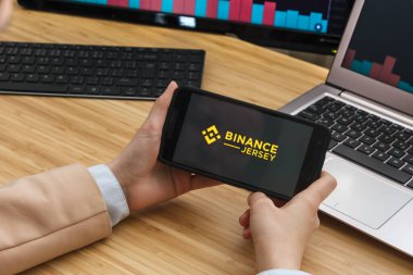 Binance Jersey Kripto Para Borsası. Akıllı Telefon Uygulaması Kullanan Kadın Tüccar Elleri. Crypto Arka plan Konsepti, San Francisco, California, ABD - 18.10.2019. Bir Çizgi Roman