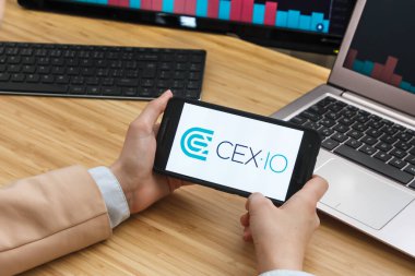 CEX IO Kripto Para Takas Pazarı. Akıllı Telefon Uygulaması Kullanan Kadın Tüccar Elleri. Crypto Arka plan Konsepti, San Francisco, California, ABD - 18.10.2019. Bir İllüstrasyon Editörü