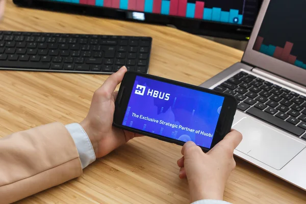 HBUS Cryptocurrency tőzsde. Női Trader Hands tartja a Smartphone alkalmazása. Crypto Háttér Concept, San Francisco, California, USA - 18.10.2019. Illusztratív szerkesztőség — Stock Fotó