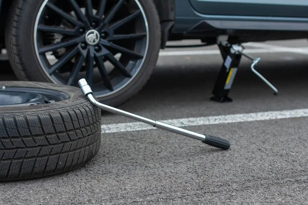 Een Lekke Band Auto Wiel Schroevendraaier Zijn Een Asfaltweg Kapotte — Stockfoto