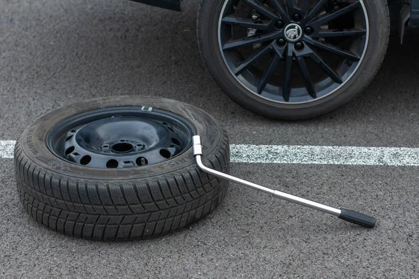 Top View Flat Tire Car Wheel Screwdriver Asphalt Road Broken — Stock Photo, Image
