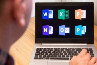 Microsoft ofisi dizüstü bilgisayardaki bir adam tarafından kullanılıyor. Microsoft müşterisi bilgisayar yazılımı kullanmış. Yeni ürün It uzmanı tarafından test edilir. San Francisco, Şubat 2020