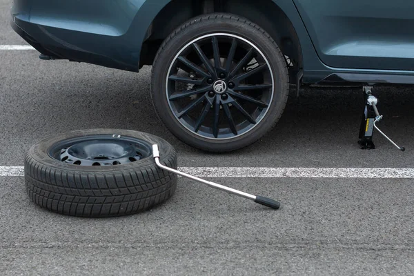 Top View Flat Tire Car Wheel Screwdriver Asphalt Road Broken — Stock Photo, Image