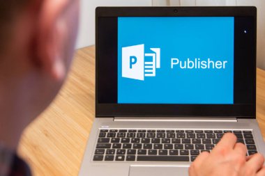 Yayımcı dizüstü bilgisayardaki bir adam tarafından kullanılıyor. Microsoft müşterisi bilgisayar yazılımı kullanmış. Yeni ürün bilişim uzmanı tarafından test edilir. San Francisco, Şubat 2020
