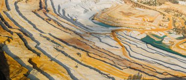 Kum havuzunda panoramik manzara. Madencilik ve doğal kaynaklar. Kumlu dokuda üstten görünüm