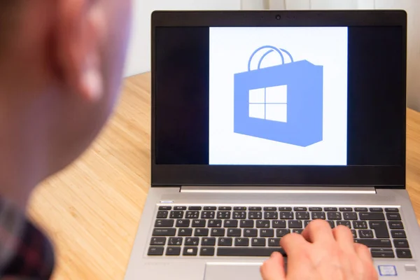 Outlook Viene Utilizzato Uomo Sul Computer Portatile Cliente Microsoft Usato — Foto Stock