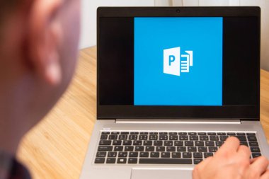 Yayımcı dizüstü bilgisayardaki bir adam tarafından kullanılıyor. Microsoft müşterisi bilgisayar yazılımı kullanmış. Yeni ürün bilişim uzmanı tarafından test edilir. San Francisco, Şubat 2020