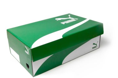 Puma ayakkabı kutusu beyaz arka planda izole edilmiştir. Snickers için beyaz çizgili yeşil kutu. San Francisco, ABD, Mart 2020