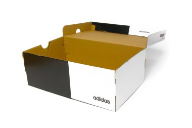 Boş Adidas kutusu açıldı. Beyaz arka planda boş ve beyaz ayakkabı kutusu. San Francisco, ABD, Mart 2020