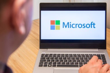Microsoft servisi dizüstü bilgisayardaki bir adam tarafından kullanılıyor. Microsoft müşterisi bilgisayar yazılımı kullanmış. Yeni ürün bilişim uzmanı tarafından test edilir. San Francisco, Şubat 2020