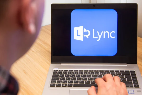 Microsoft Lync Utilizado Por Hombre Portátil Cliente Microsoft Utiliza Software —  Fotos de Stock
