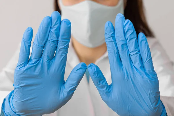 阻止Sars Cov Sarscov 病毒2020 Mers Cov 中国病毒Covid 身披蓝色医疗手套的女童军的双手显示出疾病停止的迹象 医生戴着防护口罩 对抗头颈类动物 — 图库照片