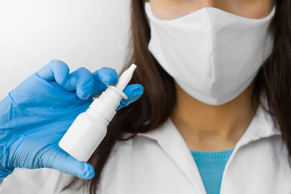 치료를 스프레이를 사용하거나 여자는 의약품을 보호용 마스크를 파란색 장갑을 의사는 — 스톡 사진
