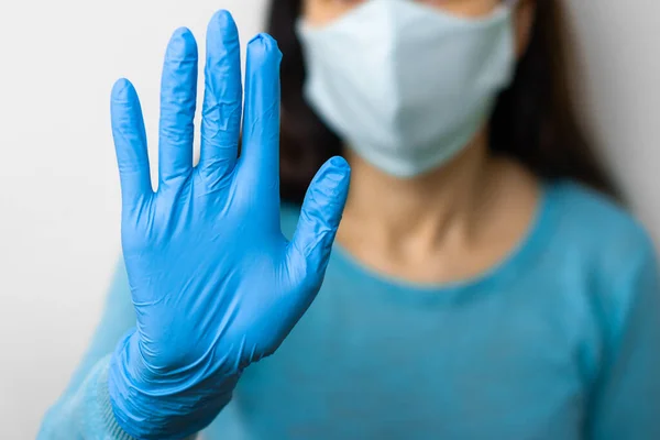 Frau Zeigt Stop Blauen Handschuhen Und Schutzmaske Kampf Gegen Coronavirus — Stockfoto