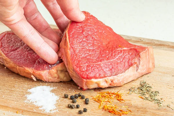 Hombre Toca Filetes Ternera Para Barbacoa Carne Fresca Lista Para —  Fotos de Stock