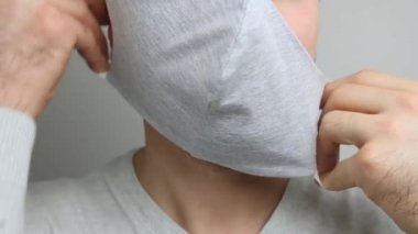 Yakından bakınca, Coronavirus 'a karşı koruyucu bir maske takıyor ve sağlık hizmetleri konseptini gösteriyor. Virüs ve gribe karşı koruma.