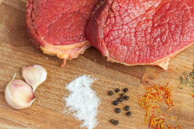 Tahta bir masa üzerinde canlı et fileto ve türler üst görünüm