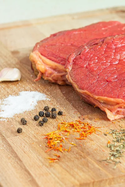 Rohes Fleisch Auf Einem Holztisch Mit Knoblauch Salz Schwarzem Pfeffer — Stockfoto