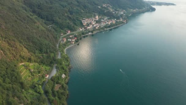 Volare Sul Lago Como Lungo Strada Una Piccola Barca Motore — Video Stock