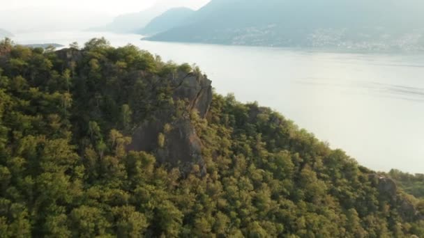 Fliegen Sie Über Einen Berg Und Genießen Sie Eine Atemberaubende — Stockvideo