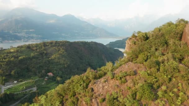 コモ湖 ラゲット ピオーナの素晴らしい景色と山を飛ぶターコイズブルーの水と伝統的なイタリアの家 イタリアの小さな村 — ストック動画