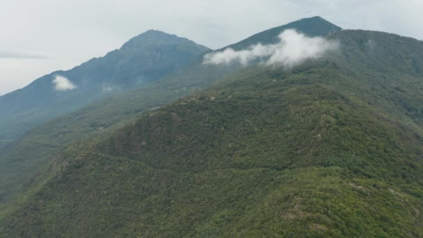 Vista Panorámica Paisaje Nublado Sobre Las Montañas Con Enormes Copas — Vídeos de Stock