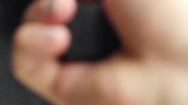 Barista kahve makinesine kahve filtresi koyuyor ve fincanları koyuyor.