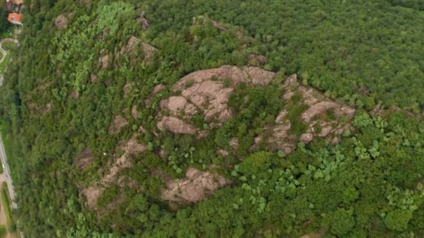 Вигляд згори на невелике село з традиційними барвистими будинками в італійському місті Ольгіаска. — стокове відео