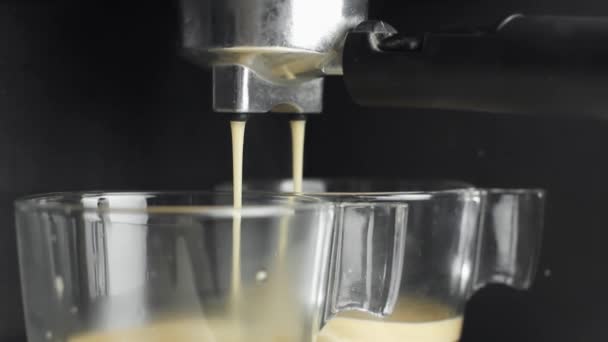 用黑色背景的咖啡咖啡机做了一杯浓缩咖啡 滤嘴中烘烤咖啡的流动 — 图库视频影像