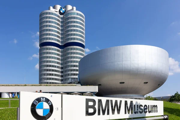 BMW Müzesi ve Genel Merkezi 'nin panoramik manzarası. Münih HeadofOffice, Almanya, 2020.