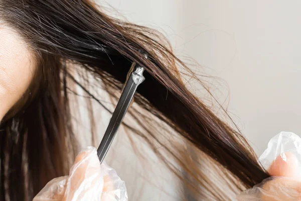 Крупным Планом Женщина Руки Окрашивает Волосы Помощью Черной Щетки Окраска — стоковое фото